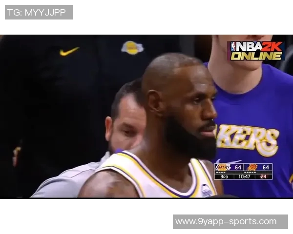 詹姆斯快攻遭遇米勒防守冲突裁判判罚引发黄蜂教练挑战未果